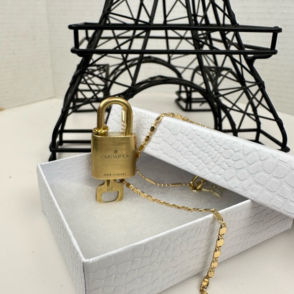 COPY - COPY - #311 ✅EUC LOUIS VUITTON ✅ Authentic Lock & Key on Necklace Chains - Picture 5 of 10